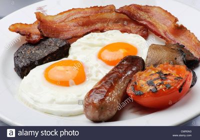 full-english-breakfast-fry-up-egg-and-bacon-restaurant-unhealthy-food-CMR0N3